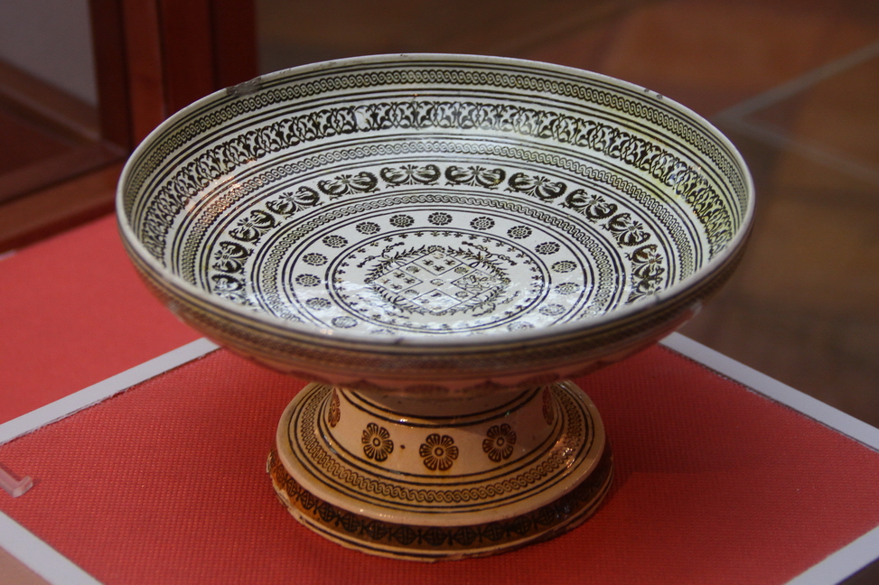 IlCollezionistaDiMeraviglie_090.JPG - Coppa con stemma Montmorency-Laval - Saint-Porchaire, prima metà XVI secolo
