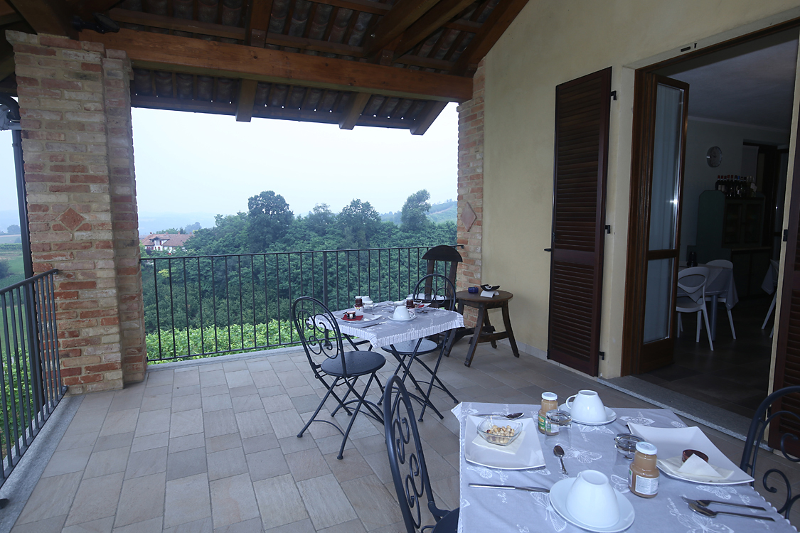 CàColomba_67.jpg - Terrazzo Una nutriente colazione ricca di prodotti tipici può essere consumata sul bellissimo terrazzo che offre una splendida ed invidiabile vista sulle colline Alfieri. 