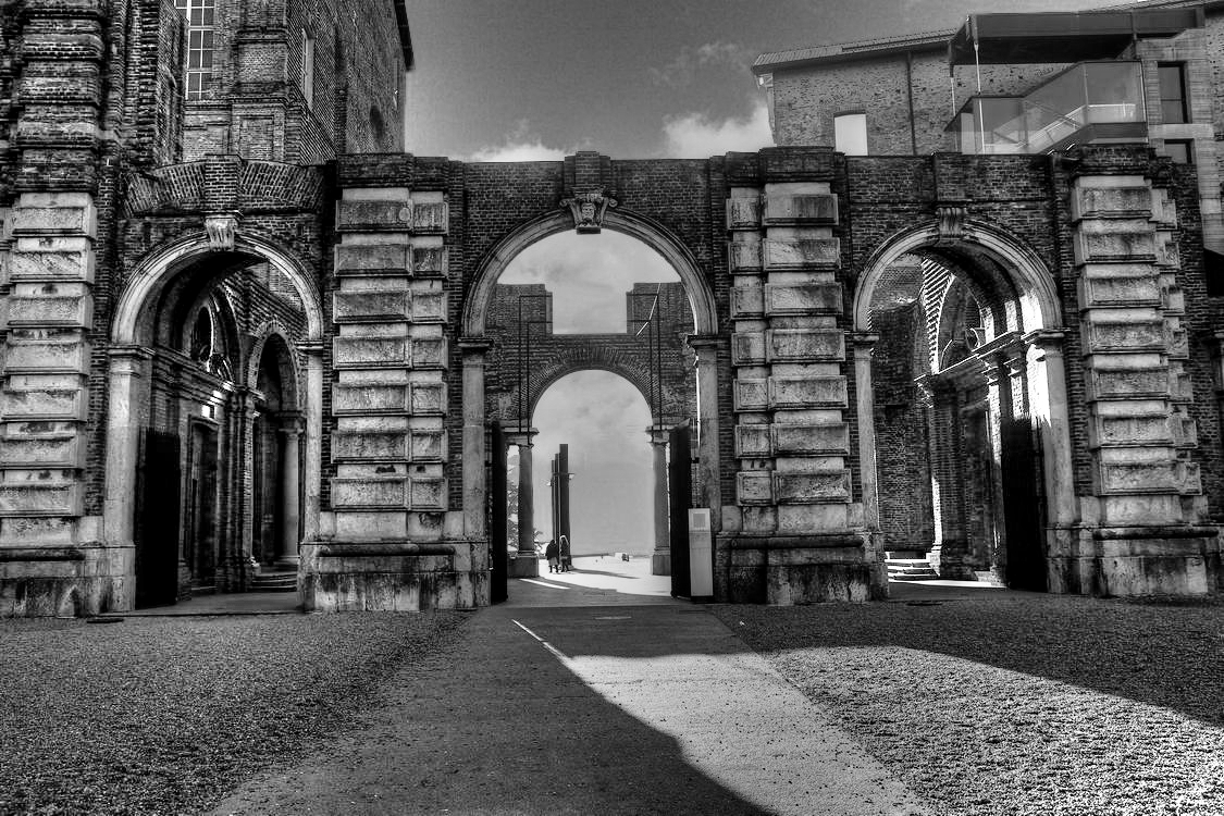 CastelloRivoli_017.JPG - Archi di ingresso al castello dalla strada di Rivoli