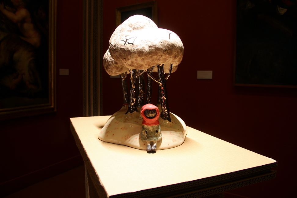 Lituania_30.JPG - Terre di Kaunas e Vilnius   Agné Semberaité   Una volta viveva una ragazza...   2012 - Argilla bianca, smalti, pigmenti, oro, argento, vernice lucida, 1020° c.