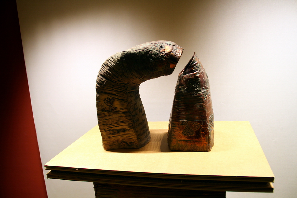 Lituania_32.JPG - Terre di Kaunas e Vilnius   Virginija Ridikaité-Lauzadiené   Trasferimento   2011 Chamotte di argilla rossa, modellazione, stampigliatura, cottura di riduzione 960° C.