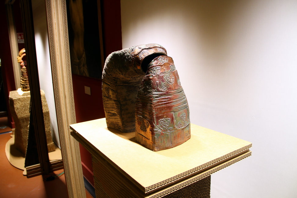 Lituania_33.JPG - Terre di Kaunas e Vilnius   Virginija Ridikaité-Lauzadiené   Trasferimento   2011 Chamotte di argilla rossa, modellazione, stampigliatura, cottura di riduzione 960° C.