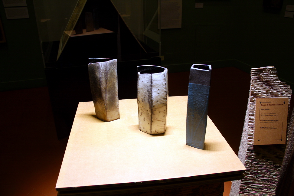 Lituania_38.JPG - Terre di Kaunas e Vilnius   Ruta sipalitè   Neve che si scioglie (vaso)   2012 - Chamotte di argilla, 1000° C.   Scioglimento del ghiaccio (vaso)   2012 Chamotte di argilla, 1000° C.   Acqua che scorre (vaso)   2012 - Chamotte di argilla, 1000° C. 