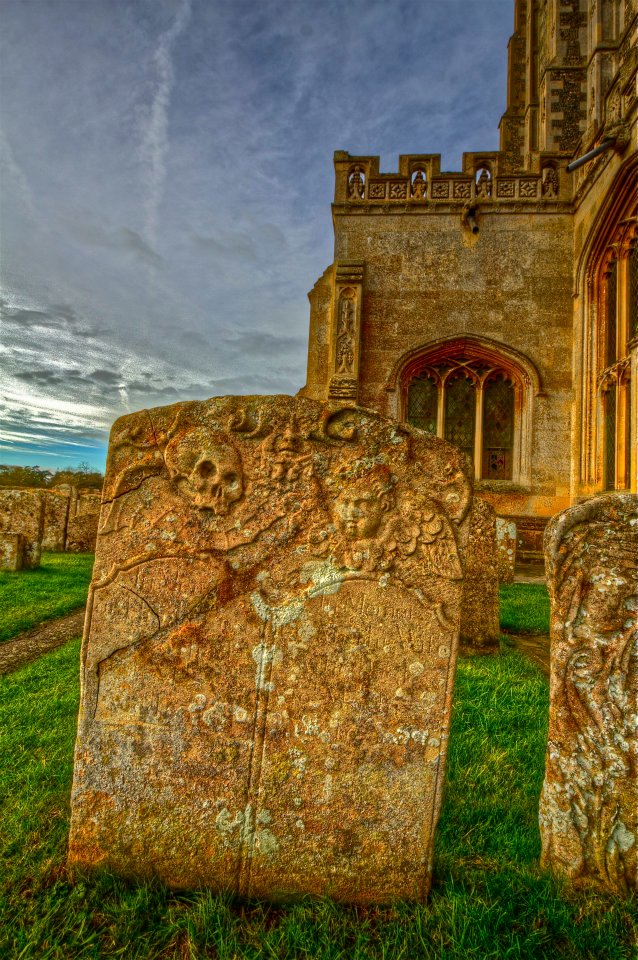 14.jpg - E le lapidi macabre come di consueto