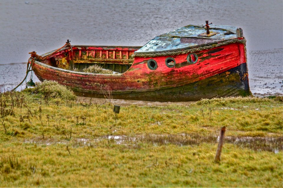 24.jpg - nella laguna vecchie barche abbandonate