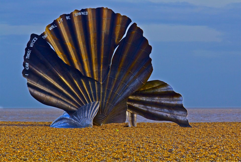 32.jpg - un toccante monumento sulla spiaggia ricorda chi dal mare non è mai più ritornato