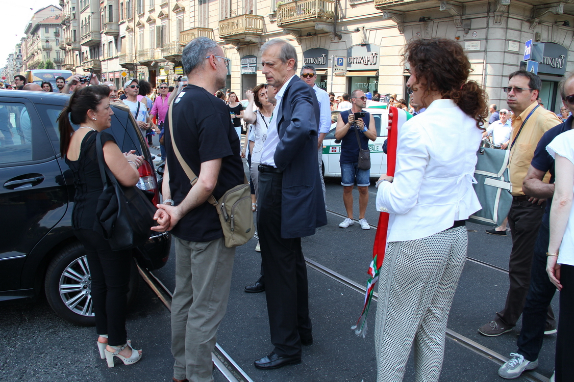Gaypride2015_039.JPG - Il Sindaco Piero Fassino sfila in prima fila con lo striscione “Orgoglio e pregiudizio”