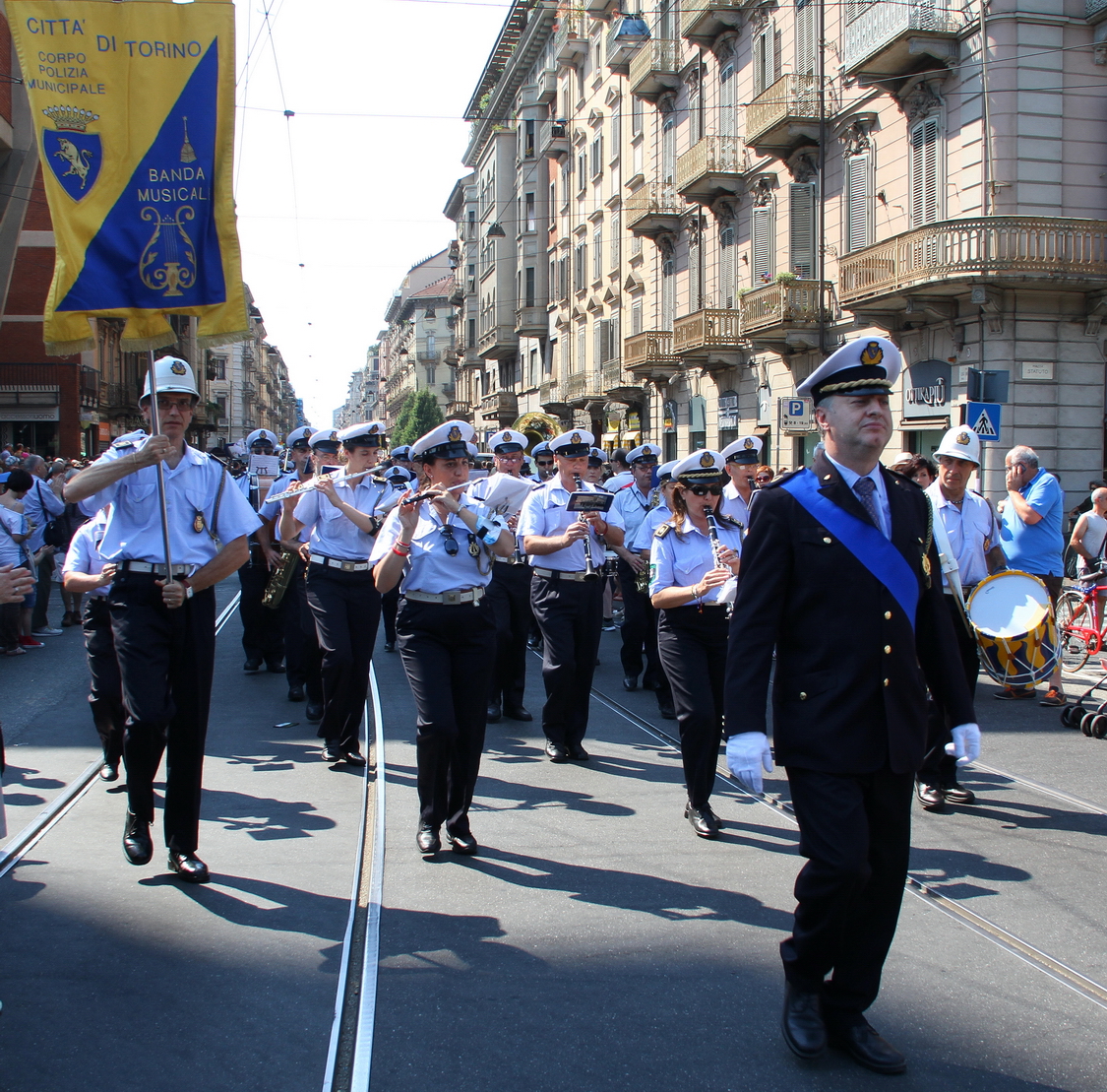 Gaypride2015_048.JPG - La banda Musicale dei Vigili urbani di Torino apre la sfilata