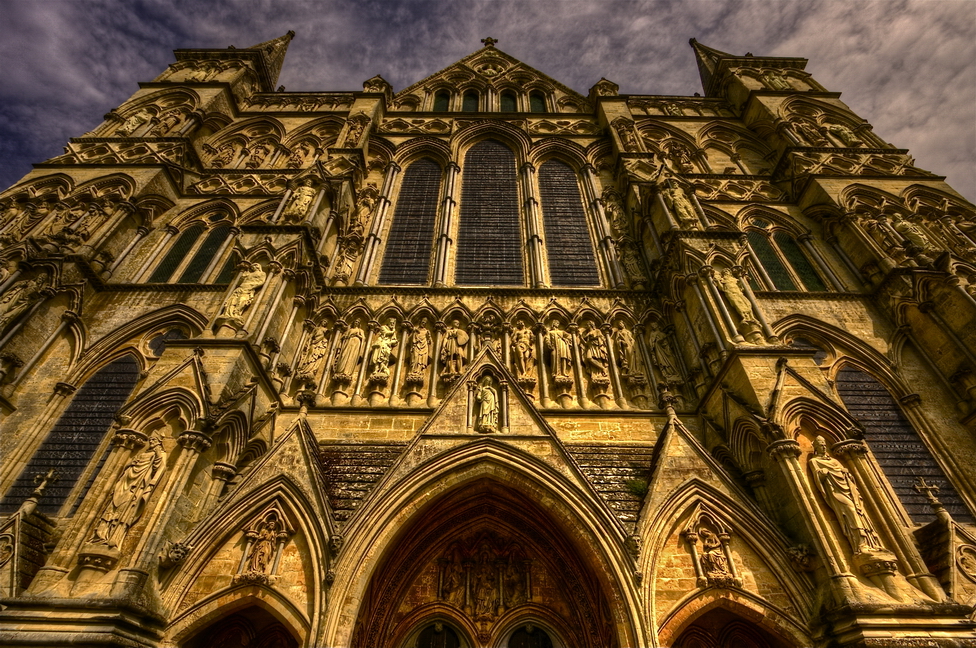 16.jpg - Passando da Salisbury rimani colpito dall'inconfondibile sagoma della sua cattedrale alta ben 123 metri.