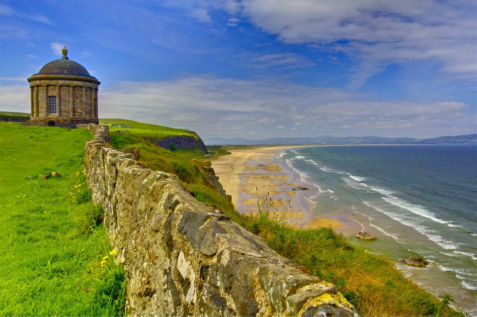 16.jpg - Il Mussenden Temple è la parte più bella...a picco sul mare...ufficialmente una biblioteca...in realtà ospitava la sua amante!