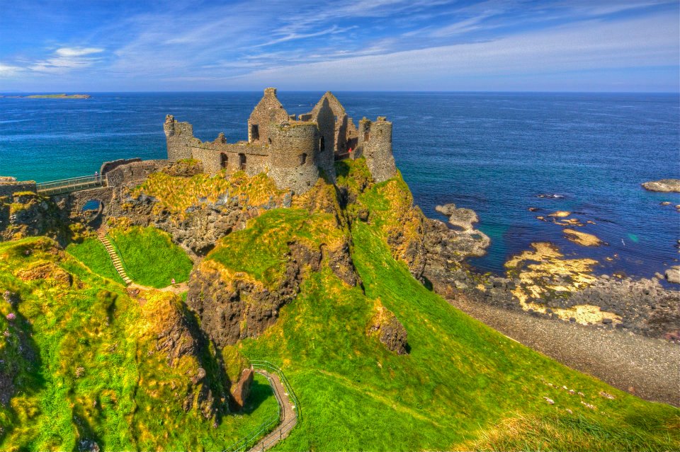 17.jpg - Le rovine del Dunluce Castle dominano una irta scogliera...Una parte di questo castello,la cucina esattamente, una sera crollò in mare...con i sette servitori e la cena stessa!