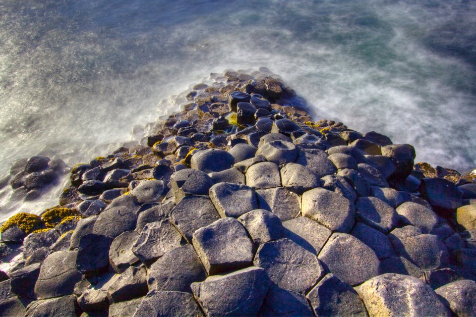 20.jpg - La Giant's Causeway è una vasta distesa di colonne di pietra, incredibilmente esagonali, bagnata costantemente dal mare...