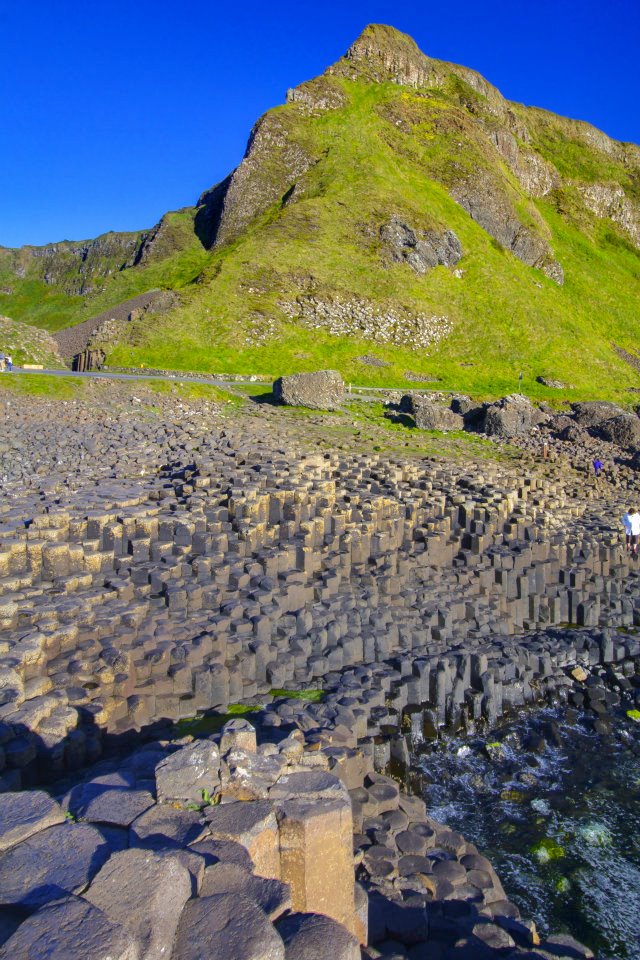 22.jpg - Il mito racconta come questa scogliera fosse parte di una strada costruita da un gigante per raggiungere il suo avversario in Scozia (sull'isola di Staffa si ritrovano formazioni rocciose simili)......quando questi arrivò dall'altra parte e vide che il suo avversario ancora più grande di lui...tornò indietro di corsa nascondendosi...