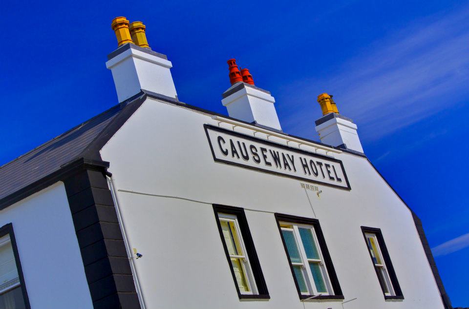 24.jpg - Il Causeway Hotel ti riporta alle atmosfere di un giallo di Agatha Christie...è l'unico che si affaccia sulle scogliere...forse troppo per una coppia di fratelli!