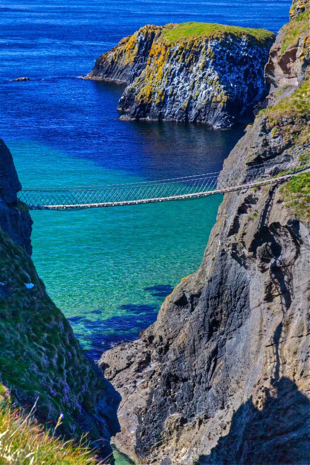 25.jpg - Il ponte di funi di Carrick-a-Rede è una spaventosa passerella di di corde e tavole che unisce la terraferma ad un piccolo isolotto dal quale i pescatori da secoli gettano le reti sui salmoni...esperienza da provare!