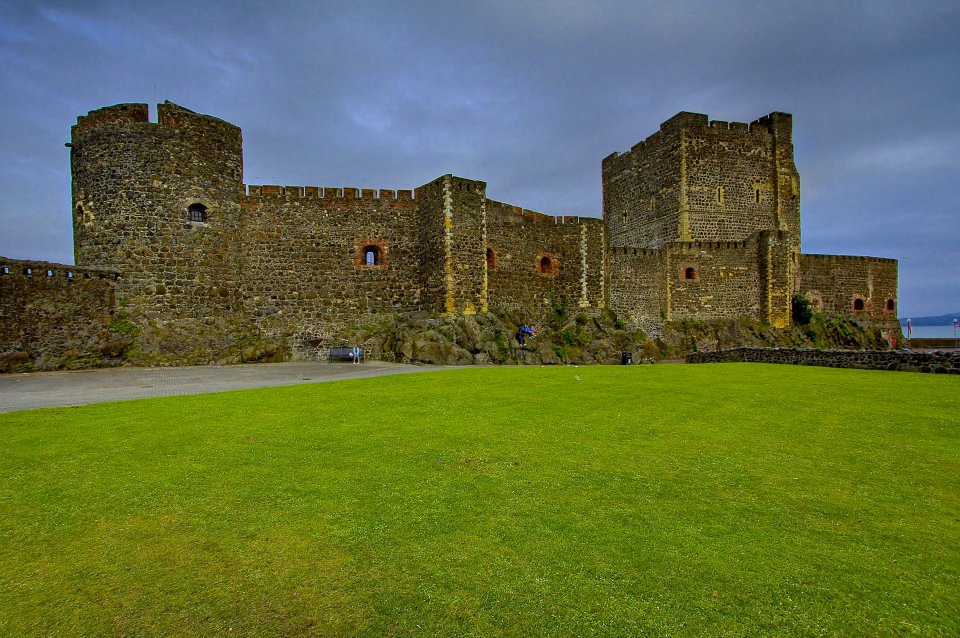 36.jpg - Alle porte di Belfast si trova invece il castello di Carrickfergus del 1100...che proprio per la sua posizione strategica è stato teatro,nel corso dei secoli, di numerose battaglie.