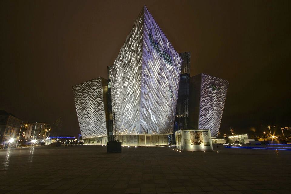 37.jpg - Il museo del Titanic è stato inaugurato da poco nel porto di Belfast, proprio vicino alle gru dei celebri cantieri Harland&Wolff dove operai irlandesi costruirono l'allora nave più grande di sempre. La moderna struttura brilla nella notte con la sua finta prua delle stesse dimensioni di quella dello sfortunato transatlantico.