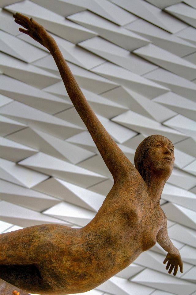39.jpg - Un monumento all'ingresso del museo ricorda le vittime del naufragio.