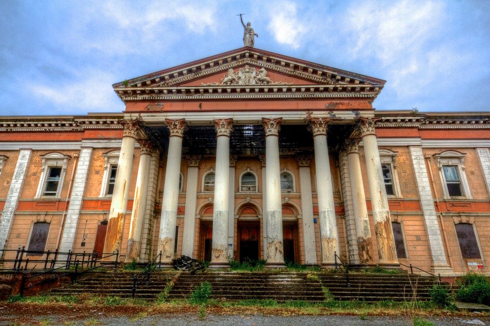 43.jpg - A Crumlin Road ti trovi immerso nella Belfast protestante...il vecchio tribunale ormai abbandonato evoca tristi e violenti ricordi.