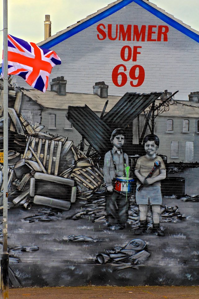 48.jpg - Anche se i murales protestanti sono più minacciosi non mancano di evocare tristezza per questo eterno dissidio...