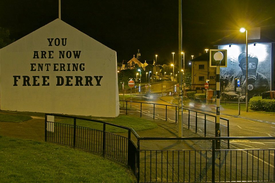8.jpg - Questo quartiere soprannominato "Free Derry" è stato testimone dei sanguinosi fatti di una domenica del 1972 (Bloody sunday). L'esercito inglese aprì il fuoco su pacifici manifestanti uccidendo 14 persone tra cui molti ragazzi. Questi fatti sono ricordati nella celebre canzone degli U2.