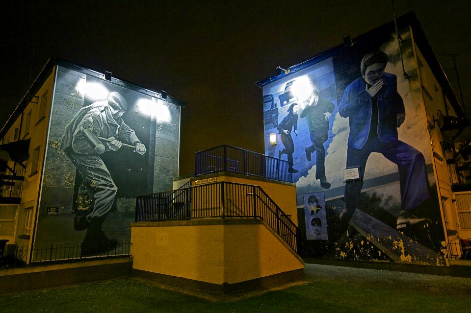 9.jpg - Di quel vecchio quartiere rimane solo il muro che reca la scritta "you are now entering Free Derry"...ma la parte più interessante sono sicuramente gli enormi murales che si ritrovano sui muri di molte case.