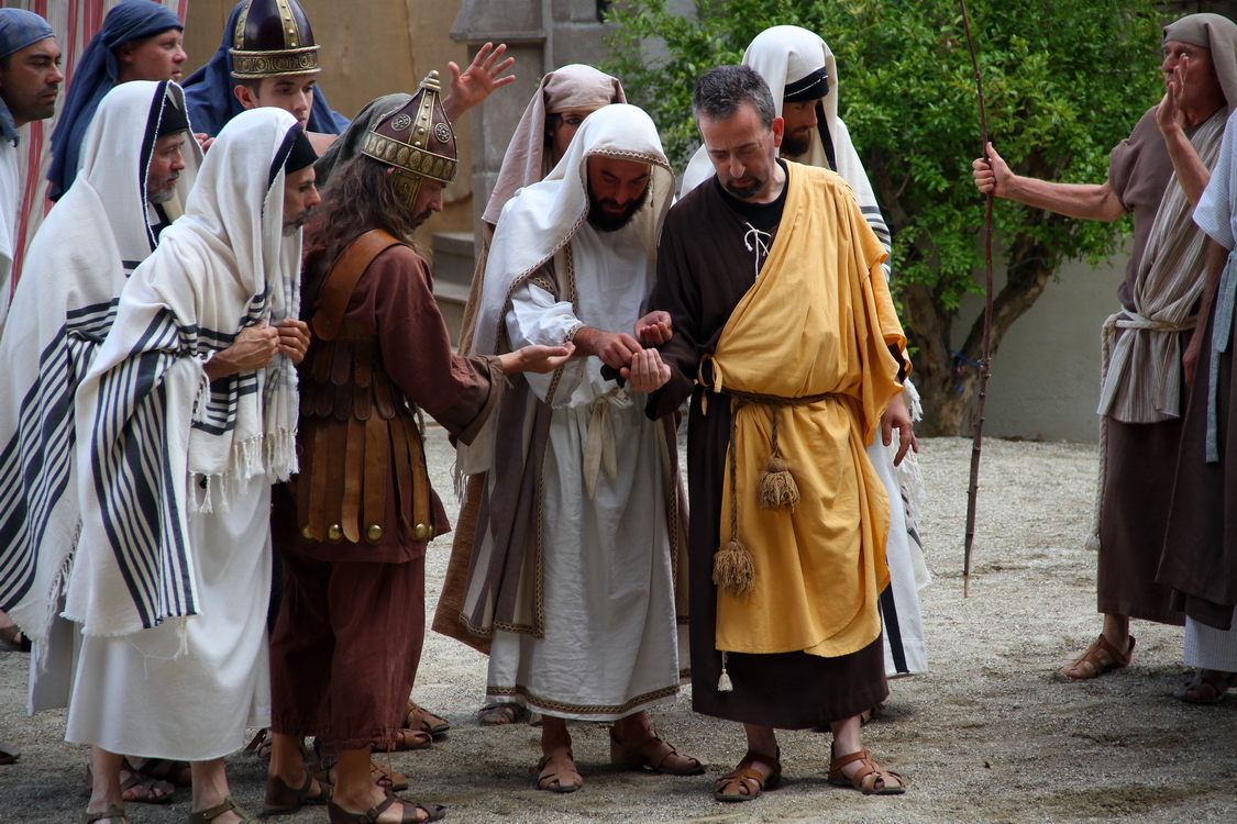 Passione_164.JPG - gli consegnano...