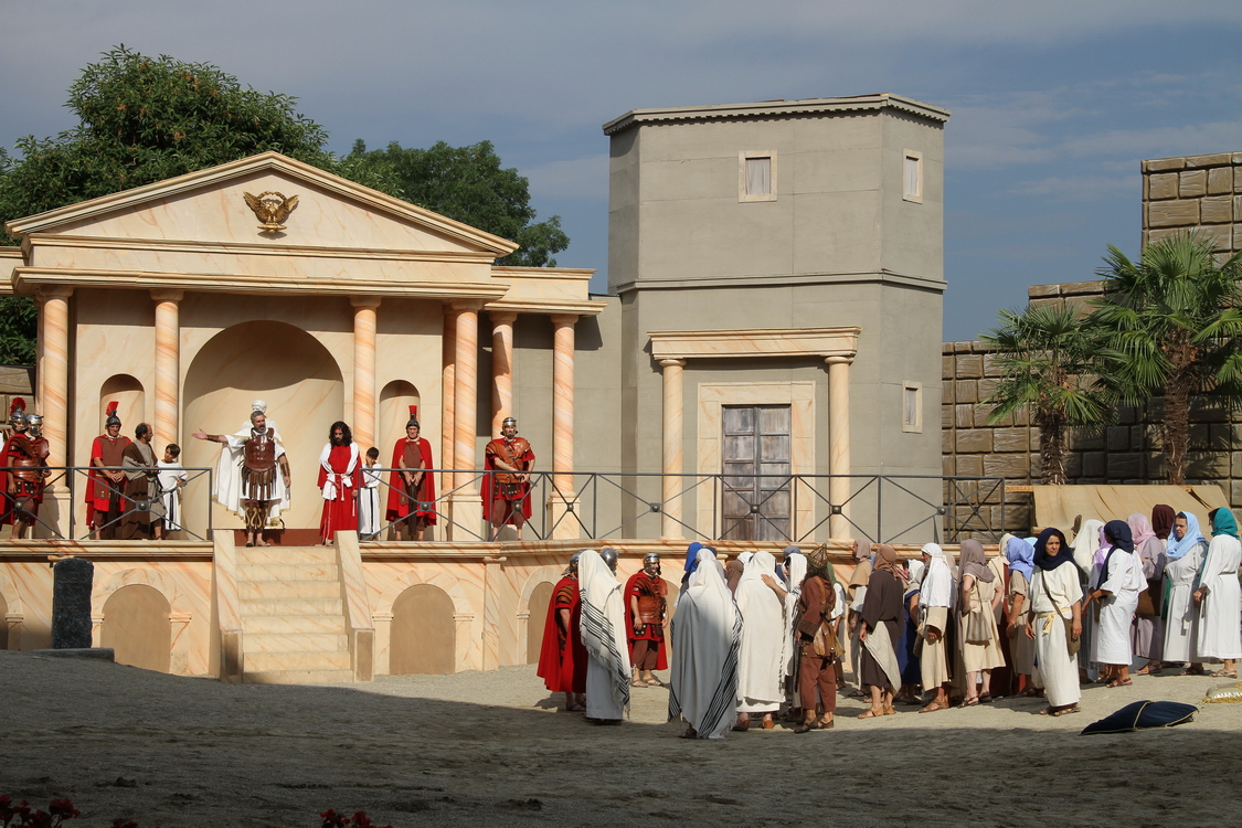 Passione_241.JPG - Perciò, alla gente che si era radunata, Pilato disse: «Chi volete che io rimetta in libertà per voi: Barabba o Gesù, chiamato Cristo?». Sapeva bene infatti che glielo avevano consegnato per invidia.