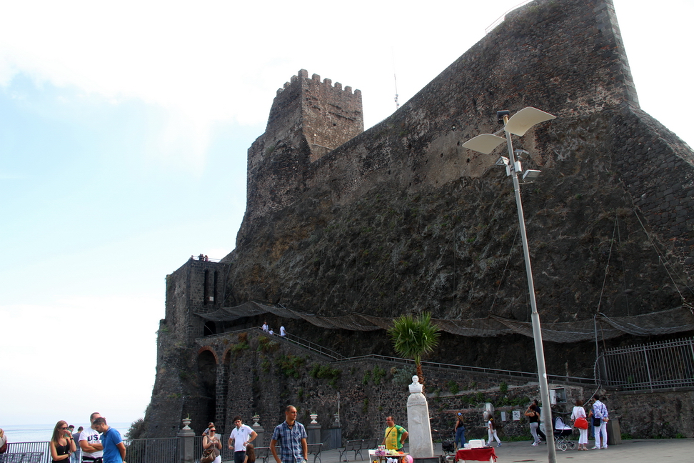 Sicilia_005.JPG - Il promontorio basaltico dove il castello sorge, era separato dalla terra ferma da un braccio di mare...