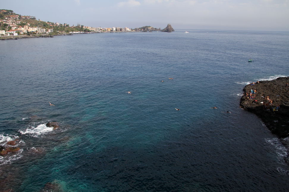 Sicilia_010.JPG - da cui si apre la vista della Costa dei Ciclopi...