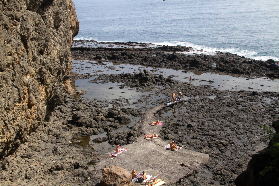 Sicilia_013.JPG - Tutto intorno è nero che contrasta con il blu del mare...