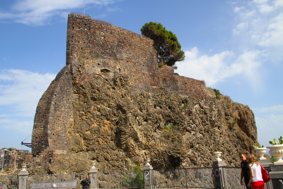 Sicilia_015.JPG - Aci Castello e le altre Aci traggano la propria origine da Xiphonia, città greca scomparsa...