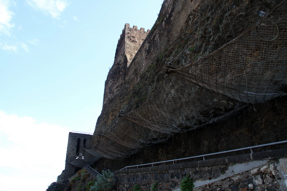 Sicilia_020.JPG - La fortificazione di incerta origine, fu il fulcro dello sviluppo del territorio delle Aci nel medioevo. Al centro della fortezza si trova il la torre quadrangolare, centro del castello...