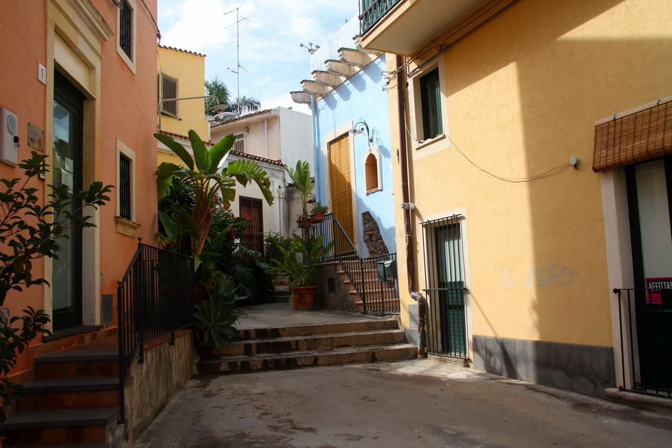 Sicilia_028.JPG - angoli intimi si affacciano sulla passeggiata...