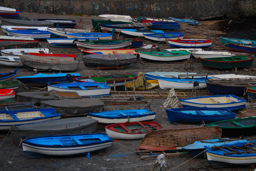Sicilia_036.JPG - ripara le coloratissime barche dei pescatori...