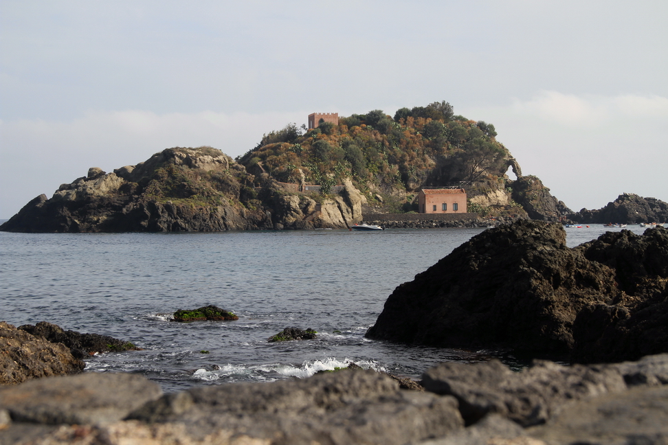 Sicilia_045.JPG - si affacciano sul mare: Acitrezza, la riviera dei Ciclopi, Isola Galatea...