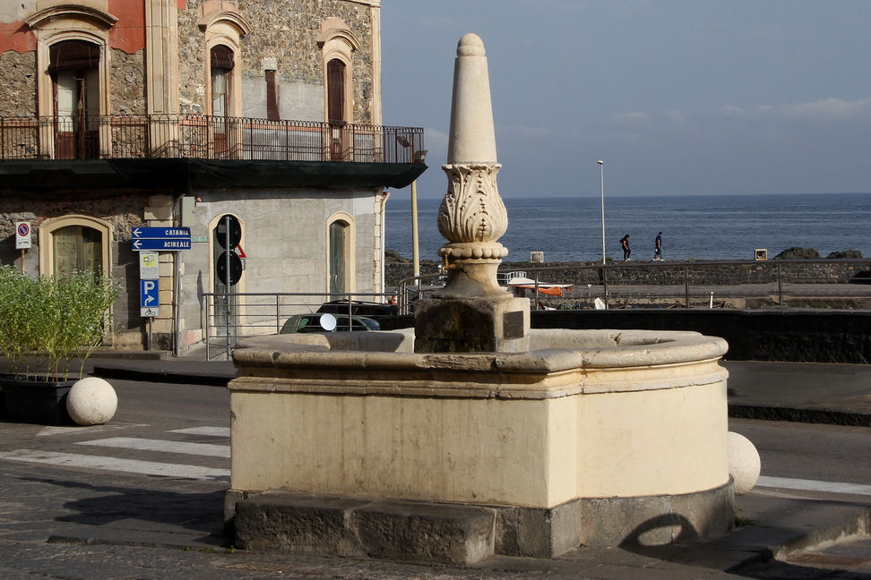 Sicilia_056.JPG - Dietro una fontana...