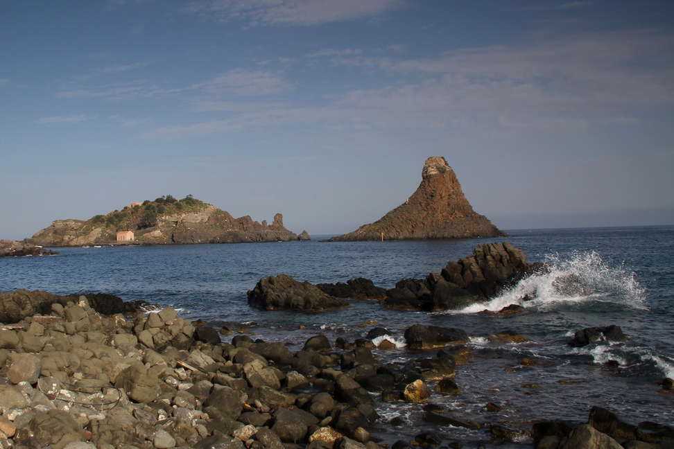 Sicilia_066.jpg - Gli Dei, si impietosirono del grande dolore di Galatea e trasformarono Aci in fiume che scorrendo si getta tra le braccia di Galatea che ora lo attende nel mare per abbracciarlo in eterno.