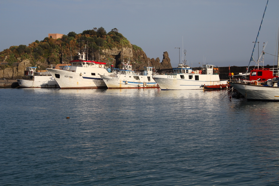 Sicilia_068.JPG - Un ampio porto racchiude la baia...