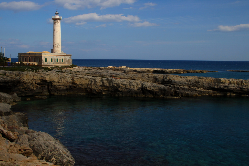 Sicilia_070.JPG - ma meta di passeggiate, si specchia nell'acqua limpida il faro di S. Croce di Punta S. Elena ad Augusta...