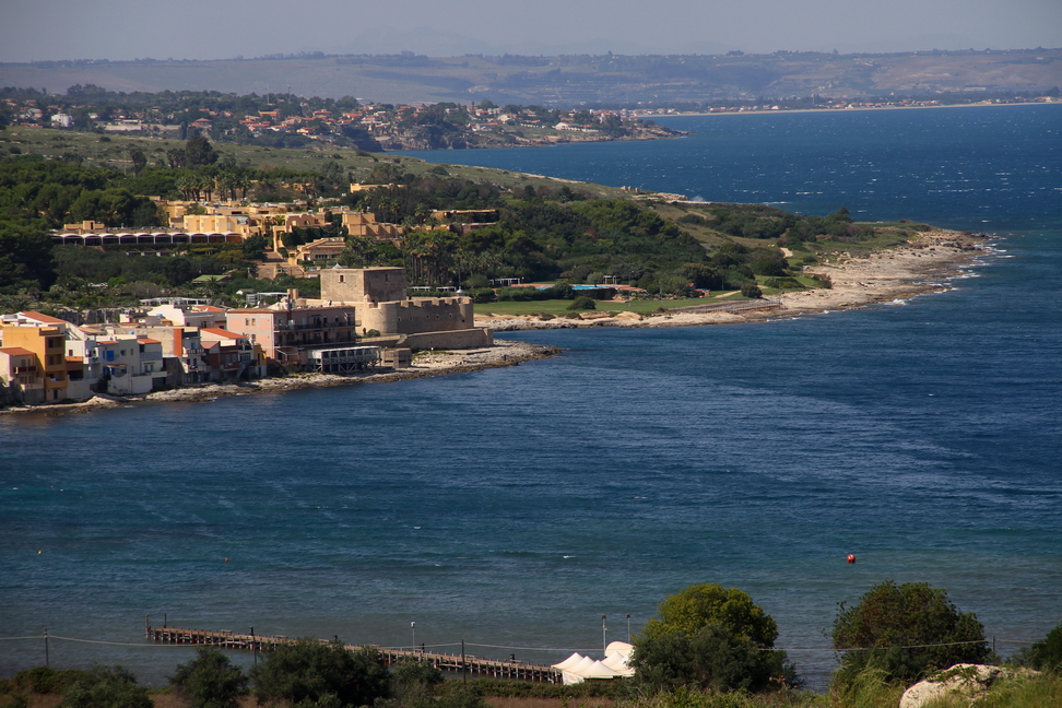 Sicilia_074.JPG - con il suo castello e il mare limpido...