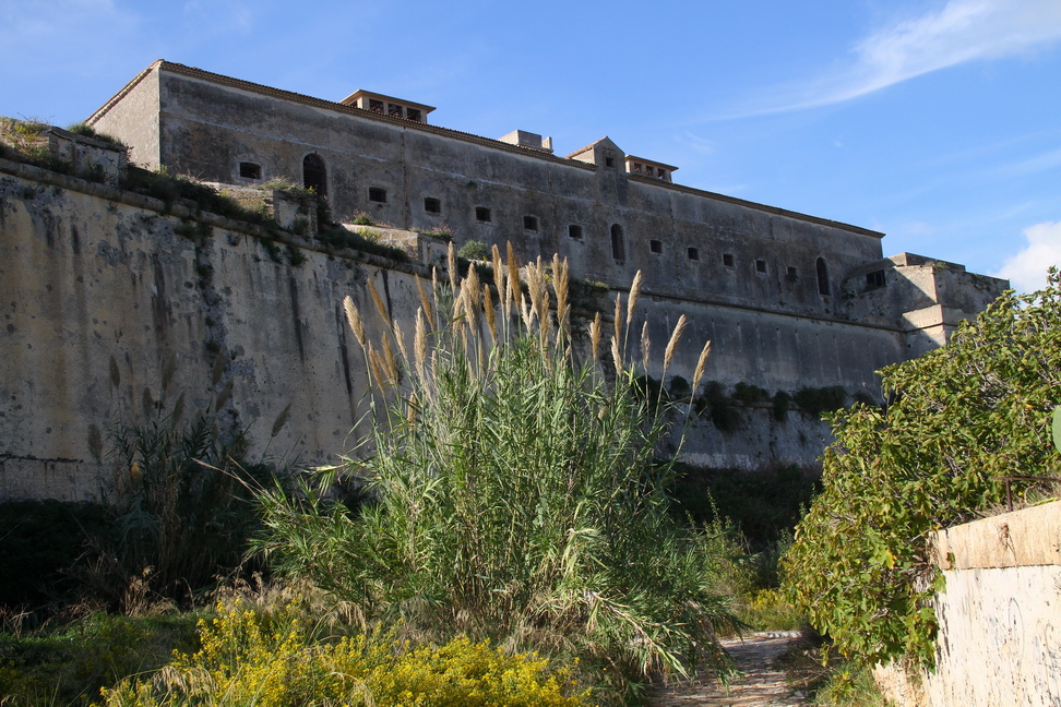 Sicilia_088.JPG - il sentiero si snoda ai piedi della fortificazione...