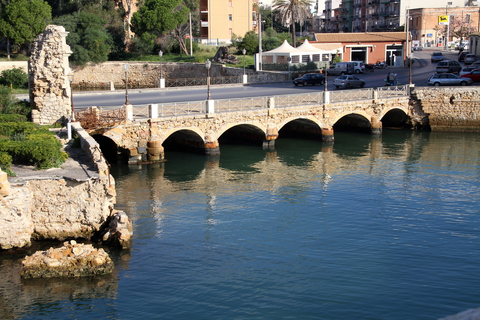 Sicilia_090.JPG - e regala sguardi pieni di storia...