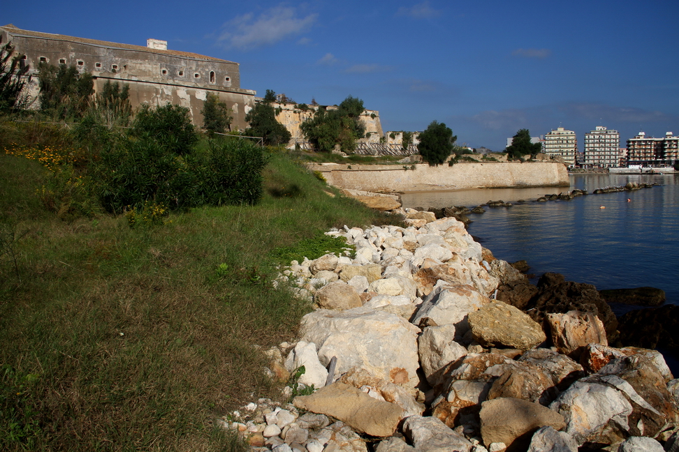 Sicilia_107.JPG - sui massi bianchi che frenano le onde...