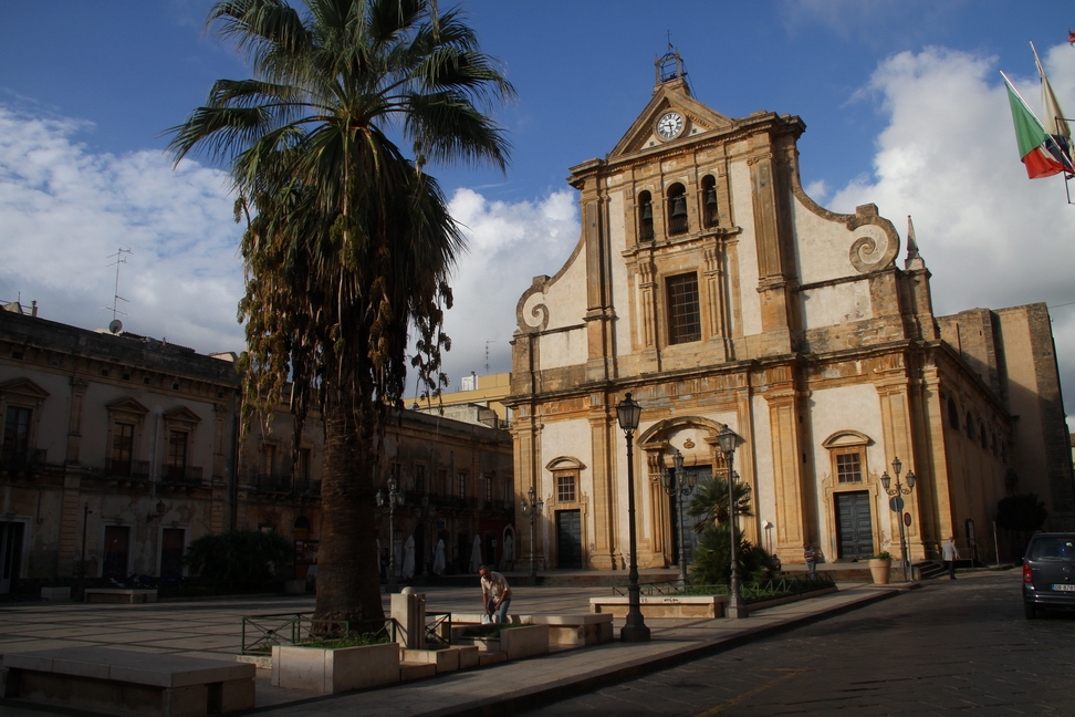 Sicilia_122.JPG - Domenica mattina, Chiesa Madre, piazza deserta...