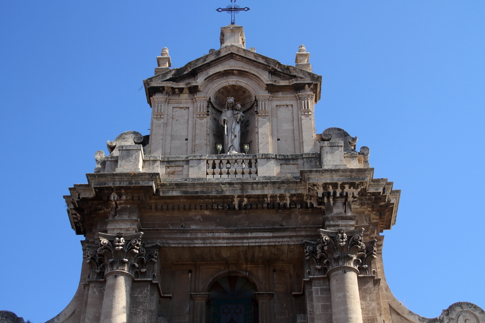 Sicilia_126.JPG - La chiesa fu costruita nel 1729, più o meno quando sorsero i maggiori edifici di Catania dopo il tremendo terremoto del 1693.