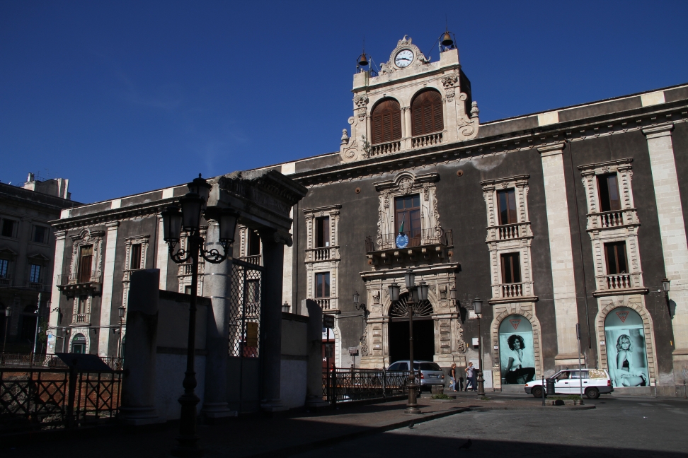 Sicilia_131.JPG - imponenti palazzi gli fanno da cornice...