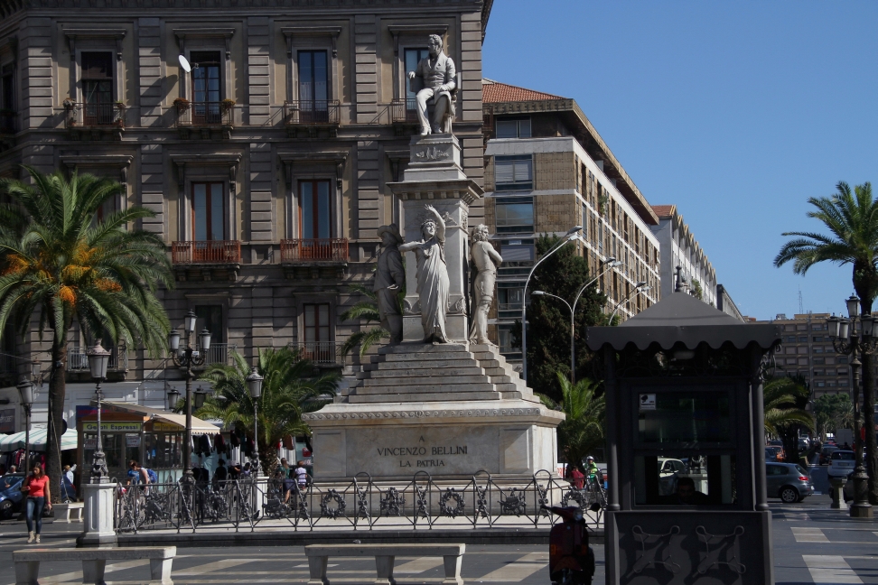 Sicilia_133.JPG - Al centro della piazza, circondata dal traffico fragoroso che ruota incessantemente, c’è il monumento in onore del compositore Vincenzo Bellini che è stato inaugurato nel 1882. Al famoso catanese che è morto nel 1835 sono dedicati diversi monumenti e luoghi cittadini.