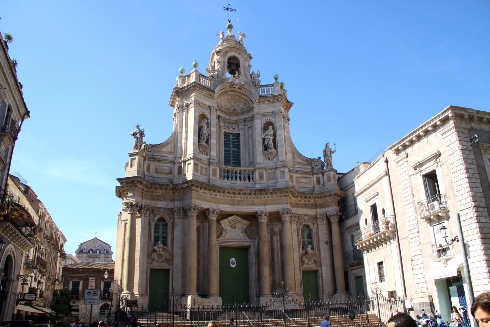 Sicilia_137.JPG - e chiese barocche che interrompono la via con la loro bellezza...