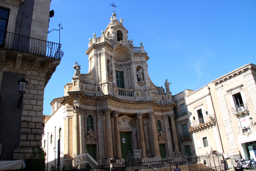 Sicilia_140.JPG - la chiesa sorge sul sito dove si ergeva un preesistente edificio sacro dedicato a Santa Maria dell’Elemosina, edificato nel 1396 su commissione degli Aragonesi, e da questi elevato a Regia Cappella, a seguito delle continue frequentazioni da parte dei re aragonesi e della loro corte. 